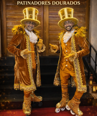 Patinadores Dourados – Casal com figurinos dourados espelhados para festas de 15 anos e casamentos em São Paulo