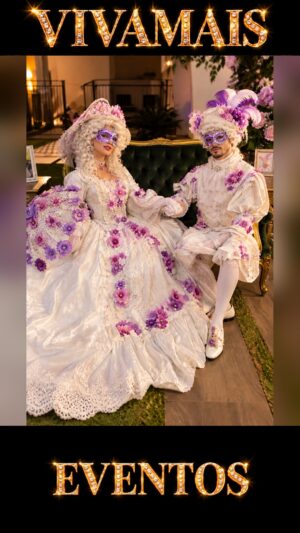 Casal de Época Lilás/Roxo — Baile de Máscaras: casal com figurinos de época em branco e lilás e máscaras venetianas