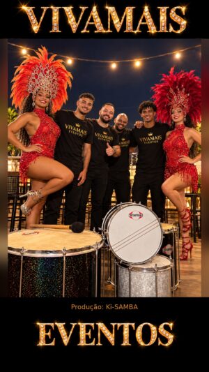 Passistas de Samba — dupla de passistas com figurinos vermelhos ao lado da equipe VivaMais, bateria ao fundo