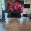 Telão de LED em salão de eventos com conteúdo ao vivo