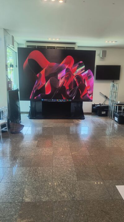 Telão de LED em salão de eventos com conteúdo ao vivo