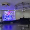 Telão de LED montado em salão com conteúdo em exibição