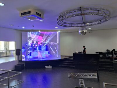 Telão de LED montado em salão com conteúdo em exibição