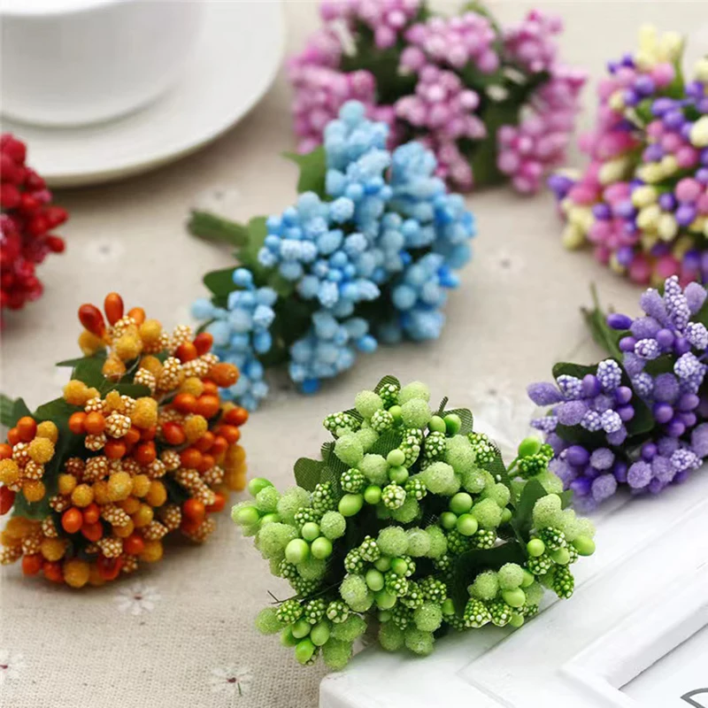 Lembrancinha de Casamento: Ideias que Encantam sem Estourar o Orçamento Raminhos de flores artificiais e bagas